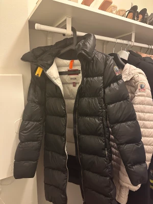 Parajumper samt mc kinley - Knappt använda säljer svarta Parajumper för 6000kr och beige för 3500kr mc kinley för 150kr