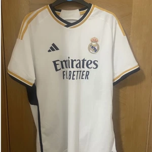 Real Madrid Tröja - Real madrid tröja i storlek M. Inte använd. Supportertröja