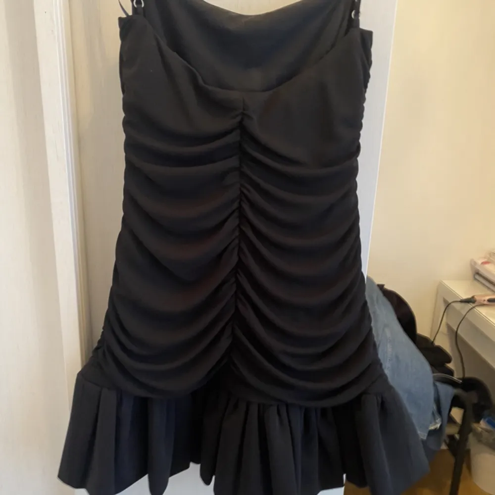 Skit snygg klänning från zara som inte har kommit till någon användning, endast testad. Originalpris 599kr. Pris kan diskuteras vid snabb affär.💓. Klänningar.