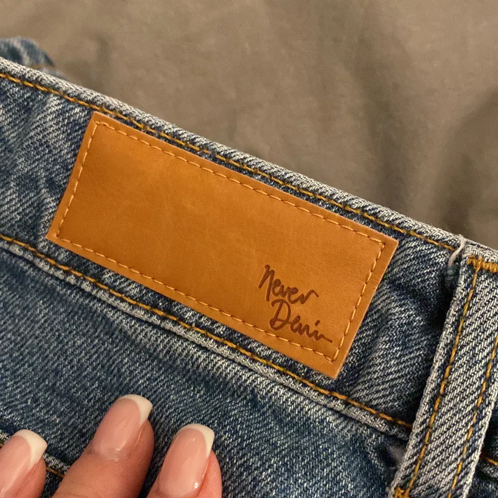 Säljer dessa blåa jeans från bikbok då de aldrig kommit till användning, skriv till mig för mer bilder🩷. Jeans & Byxor.
