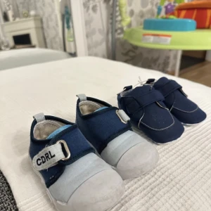 2 babyskor - Den mörkblå är oanvänd. Den blå/vita använd ett par gånger