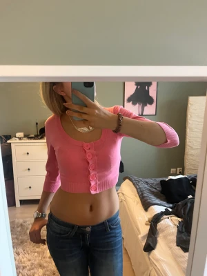 Kofta - Jätte snygg rosa kofta! Funkar både till vardags och fest! Jätte bra skick!💞