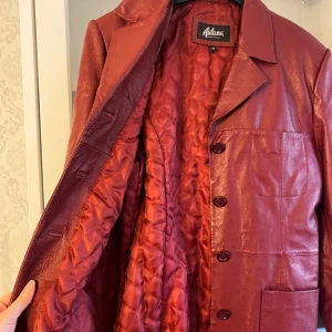 Vintage kappa  - Så snygg höstkappa i äkta läder  1990-tal  Storlek 40 men passar nog bäst som 38 Liten skada i innerfodret vid armhåla, i övrigt inget att anmärka på 