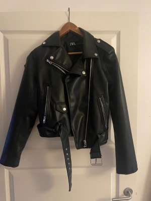 Skinnjacka ifrån zara - Fin fejk skinnjacka ifrån zara som inte är använd speciellt mycket. Storlek L 