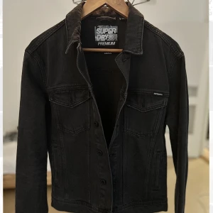 Superdry Jeansjacka - elmfield black - Storlek: S - Säljer min Jeansjacka i storlek S. Jackan är inte använd. Skick 10/10. Nypris 999 kr, säljer den för 250 kr. Pm för flera bilder.