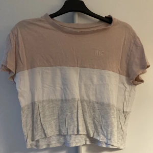 Croppad t-shirt - Croppad t-shirt från hm i tre färger.