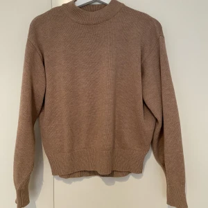 Stickad tröja  - Brun/beige stickad tröja 