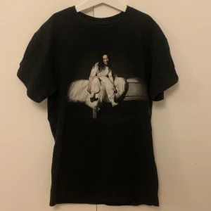 Billie Eilish merch  - Vintage Billie Eilish merch köpt på lollapalooza. Passar till storlek xs-s