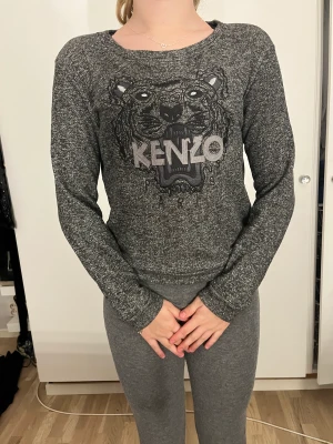 Grå kenzo Paris tröja - Denna är äkta och är i använt skick men är helt ren och inga skador 