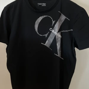 Calvin Klein T-shirt  - Använd fåtal gånger under en sommar. Skick 10/10