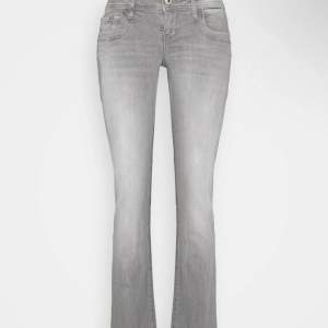 Säljer nu mina ltb low waist jeans som är slutsålda och populära, i storleken 26x34. Köpta från zalando!🙌
