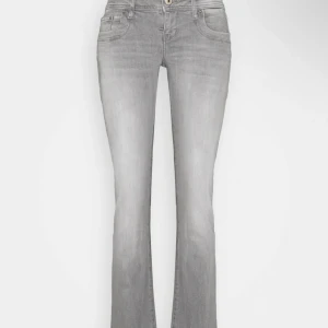 Ltb lågmidjade jeans - Säljer nu mina ltb low waist jeans som är slutsålda och populära, i storleken 26x34. Köpta från zalando!🙌