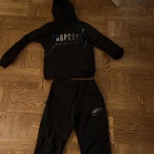 Trapstar tracksuit  - Trapstar dress köpt förra vintern knappt användt. Inga hål eller något väldigt bra skick. 