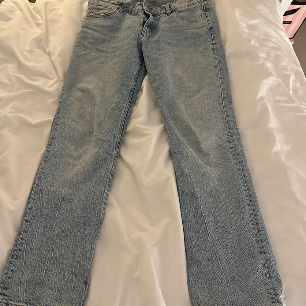 säljer dessa jeans som jag köpte här på plick. har aldrig användt de bara testat eftersom att de är för stora på mig, liten i storleken (första bilden är lånad).🌸. Jeans & Byxor.