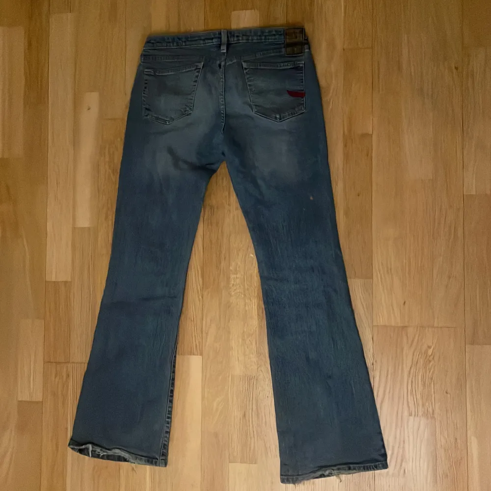 Lågmidjade bootcut jeans, de är lite slitna längst ner men inget man tänker på. 💙. Jeans & Byxor.