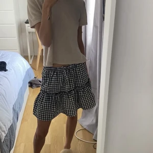 Rutig kjol med volang  - Jättesnygg lågmidjad kjol, nyskick🥰