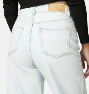 Jeans ifrån Junkyard! - Säljer ett par Jens ifrån Junkyard i modellen ”Wide Leg” helt slutsålda på deras hemsida. Är i färgen ljusblått och sparsamt använda❤️‍🔥