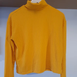 Gul polotröja  - Gul polotröja i ribbad stil. Använd en handfull gånger så väldigt bra skick! 💛
