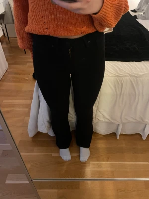 Svart levi’s jeans - Använt få tal gånger, nyskick. Jättesköna och stretchiga.