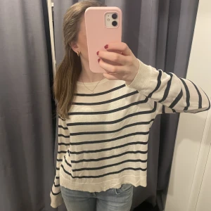 Randig tröja - Randig tröja i ett tunt och superskönt material. Sparsamt använd, inga defekter!☺️