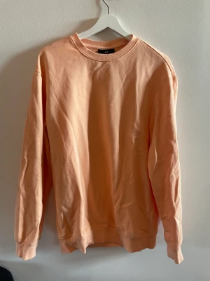 Sweatshirt aprikos  - Sweatshirt från HM i man modell. Aprikosfärgad. En storlek S i man så oversized. Använd fåtal gånger, bra skick. Säljer då den inte kommer till användning. Köparen står för frakten ❤️