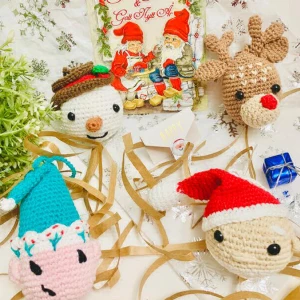 Julgåva paket - Julpresent/klapp, 4 handvirkade pynt, julkort, ett kuvert + en liten julklapp