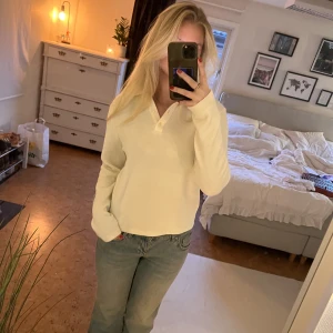 Finstickad tröja!  - Så fin och jätteskön cremevit stickad tröja med krage och knappar i v- ringningen! Strl L men skulle säga att den är liten i storleken💞💓💗 