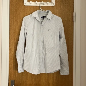 Skjorta  - Blårandig skjorta i storlek 36.