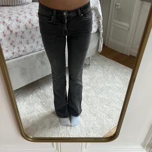 Mörk grå Gina Tricot lågmidjade jeans - Låjmidjade bootcut jeans i mörk grå från Gina Tricot. Helt nyskick!❤️ Storlek: 32🙌