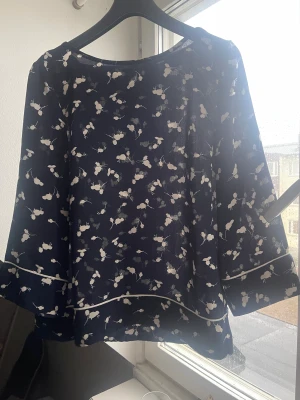 Blå blus/topp - Fin blå blus/topp med mönster