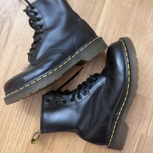 Dr Martens kängor stl 36 - Toppen skick!! Dr Martens kängor i stl 36, som nya! det enda är störret på ena sidan, se bild! 