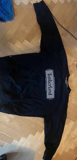 Timberland Crewneck - En timberland crewneck som är alldeles för liten för mig.  Den är felfri utifrån skick men tröjan är väldigt liten och passar mer som en M/S