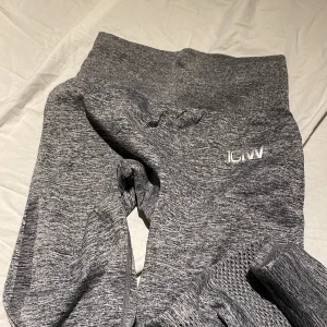 ICIW tights - Kommer inte till användning Snygga mesh-detaljer på baksidan Tyget har repat sig litegrann i rumpan, se bild 3