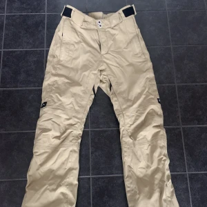 Dope täckbyxor  - Jätte fina Beiga täckbyxor använts två tre gånger.  Frakt kostar 74kr