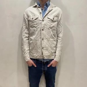 Overshirt East West - Hej! Säljer nu min jacka från märket East West, storlek S och är i använt skick. Hör gärna av dig om du har frågor eller funderingar kring varan!