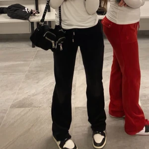 Juicy couture byxor - Storlek-xs  Lite färg har gårt bort från knapparna men inget som märks från avstånd❤️ Skriv gärna om ni har funderingar kring byxorna ☺️