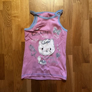 Hello Kitty tanktop - Hello Kitty tanktopp i storlek xs/s:) Tyget är väldigt stretchigt så kan passa upp till m/l! Pm för mer info/bilder