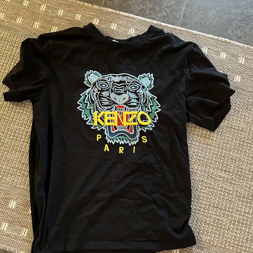 Kenzo knappt använt . T-shirts.