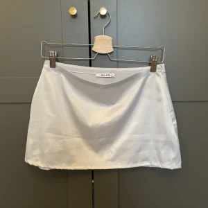 Satin kjol - Super söt satin kjol i en jätte fin blå färg, aldrig använd!