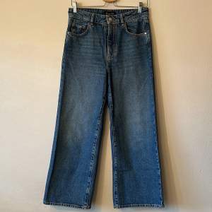 Jeans från Massimo Dutti storlek 36. Hög midja. Vida raka ben, längd på byxben 64cm från skrevet. Jättebra skick.