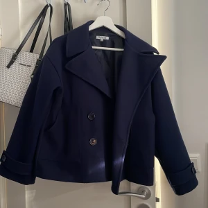 Designbysi  - En super fin marinblå kappa från designbysi.Är i storlek s/xs.Nypris 757