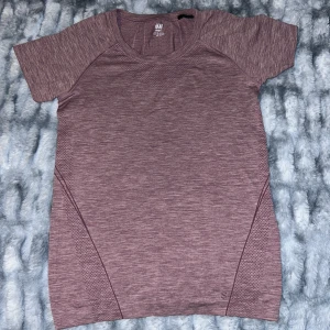 Gym t-shirt - En mörk lilla gym tröja som jag använt ett par få gånger.