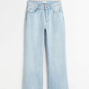 Otroligt snygga bootcut/flare jeans från H&M. Ganska så använda men de är fortfarande i väldigt fint skick då jag har tagit hand om de.  Säljer för att jag fått nya. Vid frågor eller funderingar kontakta mig💕💕
