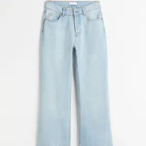 Otroligt snygga bootcut/flare jeans från H&M. Ganska så använda men de är fortfarande i väldigt fint skick då jag har tagit hand om de.  Säljer för att jag fått nya. Vid frågor eller funderingar kontakta mig💕💕