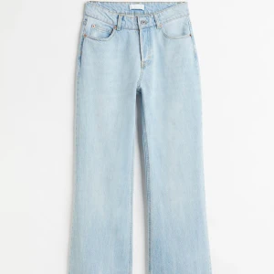 Bootcut/flare jeans - Otroligt snygga bootcut/flare jeans från H&M. Ganska så använda men de är fortfarande i väldigt fint skick då jag har tagit hand om de.  Säljer för att jag fått nya. Vid frågor eller funderingar kontakta mig💕💕