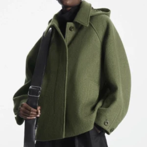 Grön COS kappa - Säljer denna fina kappa/jacka från COS. Superfint skick, har reperarat knapparna en gång så den har inga defekter. Använd 1 vinter. 