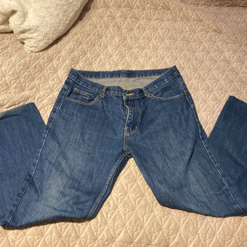 Ett par super sköna jeans som är köpta på secondhand som inte kommer till användning längre. De är typ mid rise och rätt så baggy💕. Jeans & Byxor.