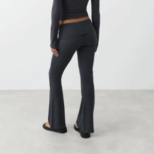 Yogapants - Säljer dessa yogapants från Ginatricot, dom är så sköna men endast använda ett fåtal gånger pga att jag tycker dom är lite för korta för mig🤍 i färgen Stone och är i storlek XS