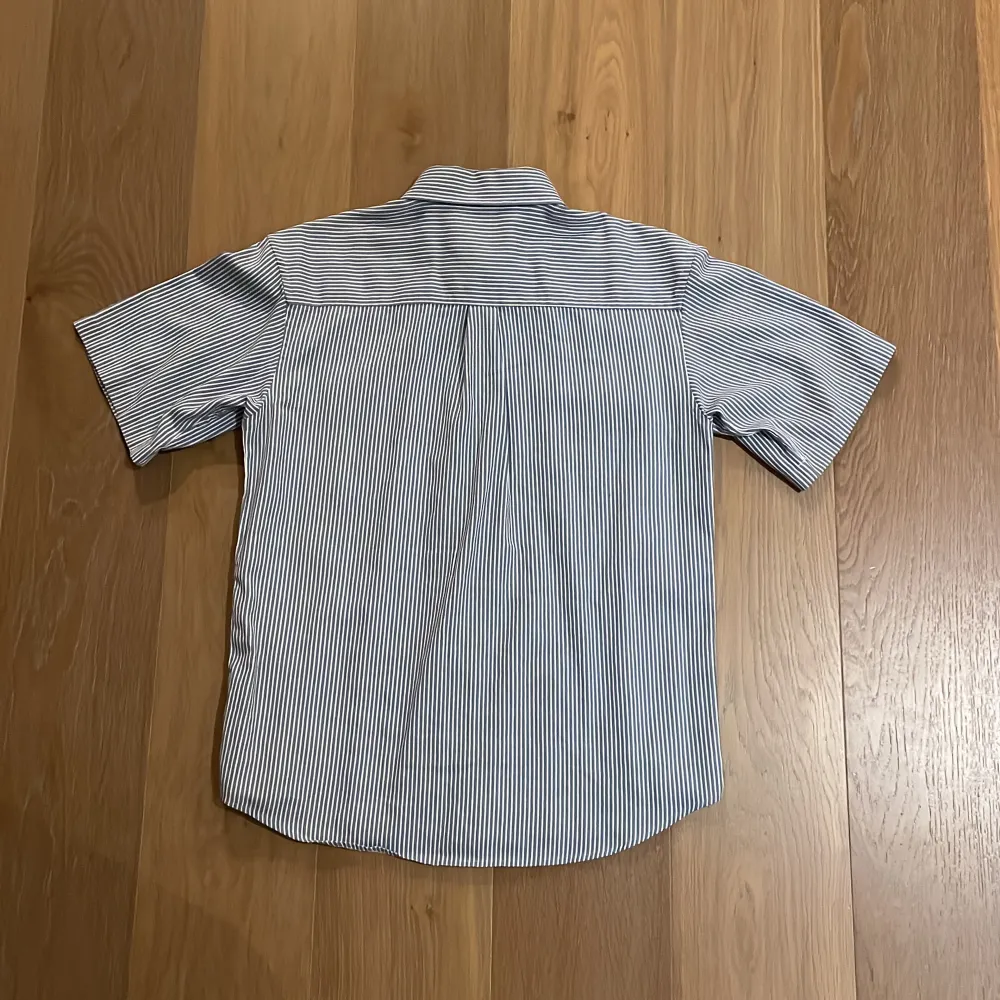 Carhartt Wip Skjorta, köpt i Gbg på junkyard. Oversize, storlek: S Använd 2 gånger. Skjortor.