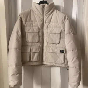 Vinterjacka - En cool offwhite vinterjacka som inte kommer till användning! Inga skador och är som ny🤍